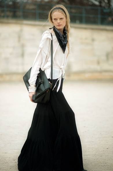 <strong>HANNE GABY｜ハンネ・ギャビー</strong><br /><br />サンローランの「DUFFLE 12 」のブラックをポイントにこなしたモノトーンコーディネイトでコレクション会場に現れたモデルのハンネ・キャビーをキャッチ。<br /><br />Photo Courtesy of Saint Laurent