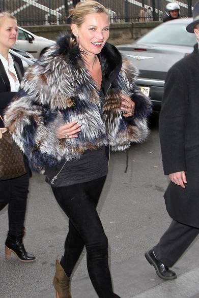 <strong>KATE MOSS｜ケイト・モス</strong><br /><br />ケイト・モスが愛用しているフェンディのヴィンデージ ファージャケットを着用し、パリのファッションウィークに現れた。ボリュームのあるマルチカラーのフォックスファーが美しい一着。
