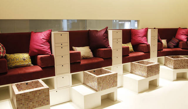 <strong>uka｜ウカ</strong>　トータルビューティーサロン「uka 丸の内KITTE店」　ネイル席