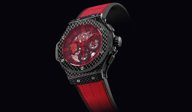 <strong>HUBLOT│ウブロ</strong><br />「アエロ・バン レッドデビル26」自動巻き、ブラックカーボンファイバーケース、ケースサイズ直径44mm、世界限定50本、265万6500円（予定）