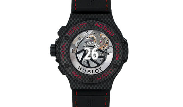 <strong>HUBLOT│ウブロ</strong><br />「アエロ・バン レッドデビル26」ケースバックには香川選手の背番号「26」とサインをプリント