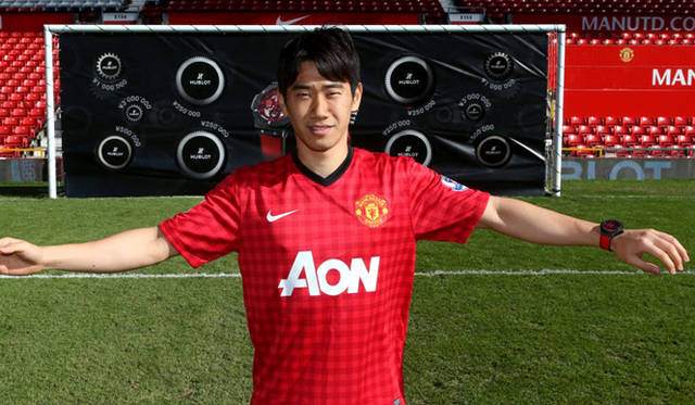 <strong>HUBLOT│ウブロ</strong><br />「アエロ・バン レッドデビル26」子どもたちへの最大1000万円の支援をかけたチャリティーイベント「ウブロチャリティーシュート」に挑戦する香川選手