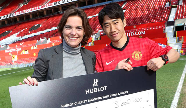 <strong>HUBLOT│ウブロ</strong><br />「アエロ・バン レッドデビル26」チャリティーイベント「ウブロチャリティーシュート」で、香川選手は見事300万円をゲット。獲得金額は香川選手たっての希望で、サッカー教室などをつうじて子どもたちの夢の実現を手助けするための基金とされるという