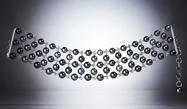 <strong>MIKIMOTO｜ミキモト</strong>　「逸品細工」の一点もののハイジュエリー　ネックレス[黒蝶真珠×ダイヤモンド×18KWG] 1155万円