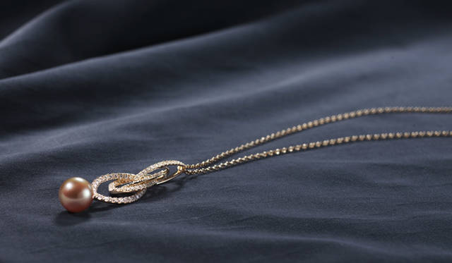 <strong>MIKIMOTO｜ミキモト</strong>　「A World of Creativity」ペンダント[白蝶真珠×ダイヤモンド×18KYG] 136万5000円