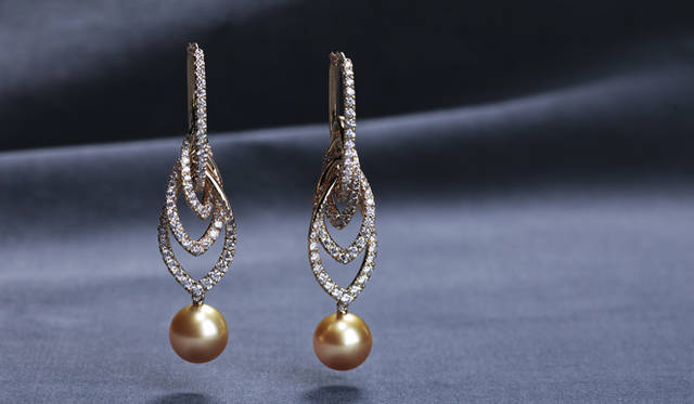 <strong>MIKIMOTO｜ミキモト</strong>　「A World of Creativity」ピアス[白蝶真珠×ダイヤモンド×18KYG] 189万円