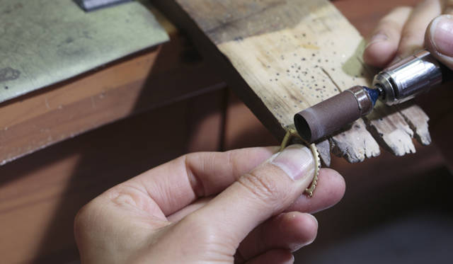 <strong>MIKIMOTO｜ミキモト</strong>　できたばかりのパーツを軽く磨き、整形