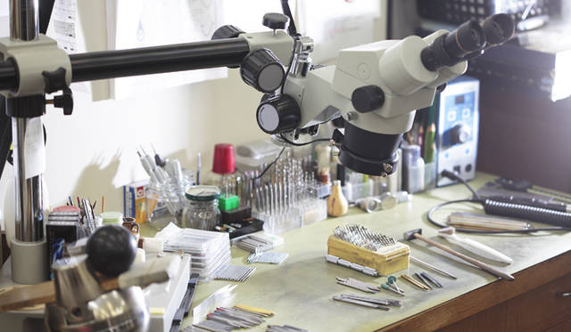 <strong>MIKIMOTO｜ミキモト</strong>　「石定」作業に使用する顕微鏡