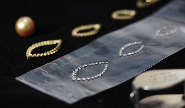 <strong>MIKIMOTO｜ミキモト</strong>　「石定」職人のもとに届けられたパーツとダイヤモンド