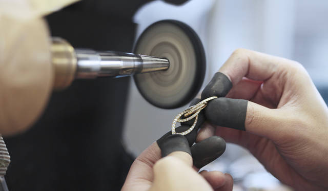 <strong>MIKIMOTO｜ミキモト</strong>　組みあがったパーツを磨き上げる