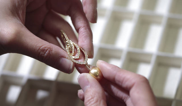 <strong>MIKIMOTO｜ミキモト</strong>　最後にパールをセットして完成