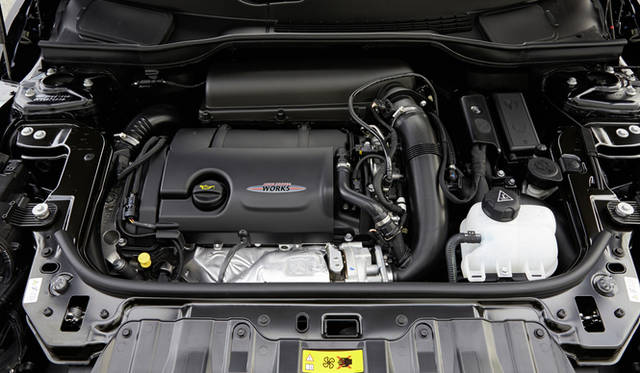 搭載される1.6リッター直噴ターボは218psをマーク、通常時は280Nmのトルクを1,900rpmで発生、スクランブル制御時は300Nmを絞りだす