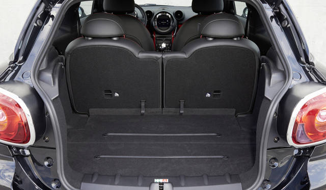ラゲッジルームは、通常時には330リットルを。後席を倒すことで1,080リットルまで拡大可能。