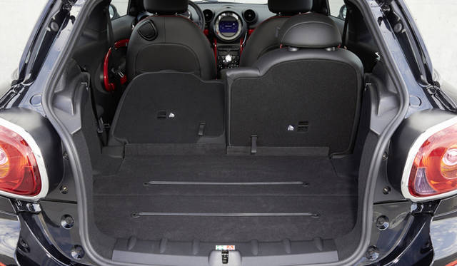 ラゲッジルームは、通常時には330リットルを。後席を倒すことで1,080リットルまで拡大可能。