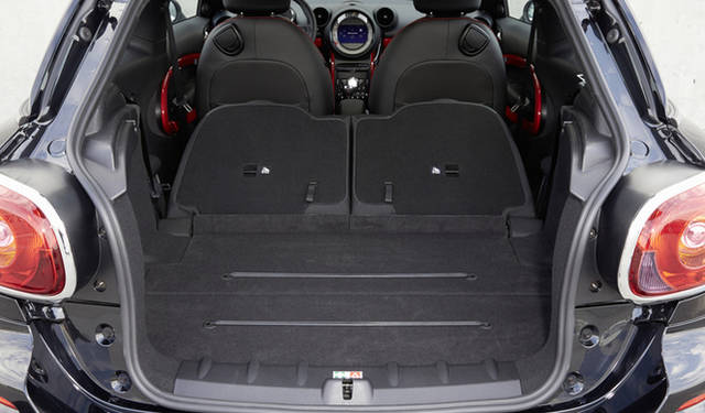 ラゲッジルームは、通常時には330リットルを。後席を倒すことで1,080リットルまで拡大可能。