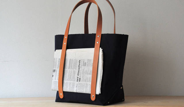 <strong>TEMBEA｜テンベア</strong>　「DELIVERY TOTE LARGE」 配達用のトート。ショルダーの片側が長くなっているので、ジャケットやシャツなど着ない服を引っ掛けておくことができる。1万5540円～ 