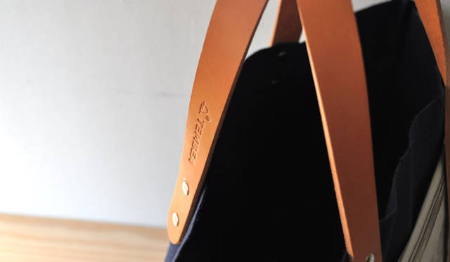 <strong>TEMBEA｜テンベア</strong>　「DELIVERY TOTE LARGE」 配達用のトート。ショルダーの片側が長くなっているので、ジャケットやシャツなど着ない服を引っ掛けておくことができる。1万5540円～ 