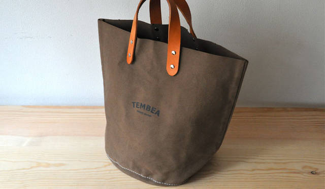 <strong>TEMBEA｜テンベア</strong>　「DELIVERY TOTE MEDIUM」 牛乳瓶など買い出ししたモノを運ぶためのトートバッグ。1万1340円～ 