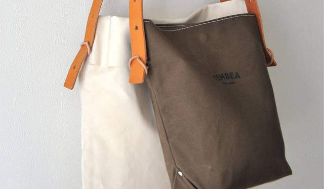 <strong>TEMBEA｜テンベア</strong>　左／「NERO BAG」 スケッチブックを持ち運ぶためのバッグ。レザーのショルダーは、ヒモを通す場所を変えることにより、長さを調節することができる。1万4490円～。右／「MARCO BAG」 パンと牛乳を持ち運ぶためのバッグ。レザーのショルダーは、ヒモを通す場所を変えることにより、長さを調節することができる。1万3440円～ 