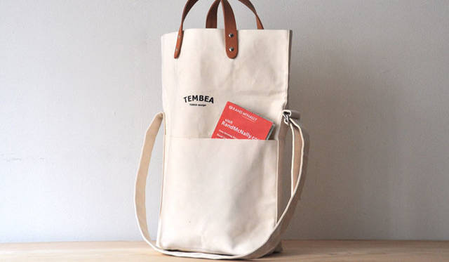 <strong>TEMBEA｜テンベア</strong>　「MESSENGER BAG LOGO」 フラップと本体が一体になったメッセンジャーバッグ。手持ちのときは立てた状態で、肩にかけるときは本体を折り返して使うことができる。1万4490円～ 