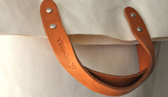 <strong>TEMBEA｜テンベア</strong>　「MESSENGER BAG LOGO」 フラップと本体が一体になったメッセンジャーバッグ。手持ちのときは立てた状態で、肩にかけるときは本体を折り返して使うことができる。1万4490円～ 