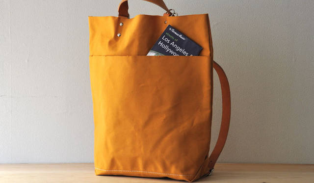 <strong>TEMBEA｜テンベア</strong>　「SCHOOL BAG」 勉強道具を入れるためのリュックサック。レザーショルダーを伸ばすとトートバッグとして使うことができる。1万7640円～ 