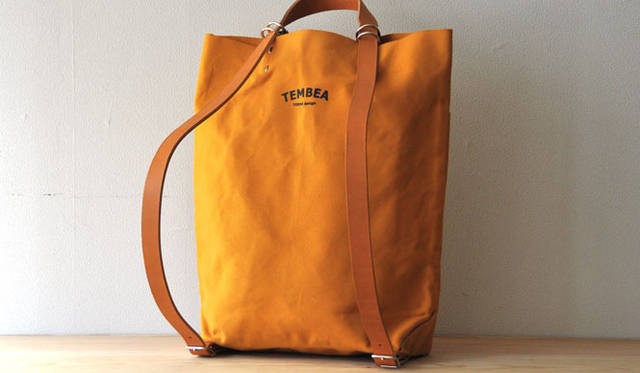 <strong>TEMBEA｜テンベア</strong>　「SCHOOL BAG」 勉強道具を入れるためのリュックサック。レザーショルダーを伸ばすとトートバッグとして使うことができる。1万7640円～ 
