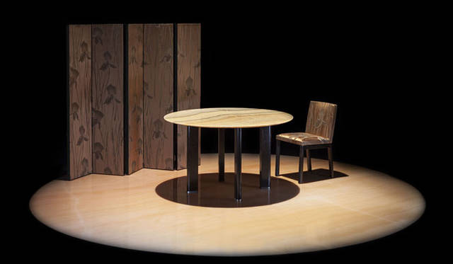 <strong>ARMANI / CASA｜アルマーニ / カーザ</strong>　「ARMANI / CASA NEW COLLECTION 2013-2014」　ラウンドテーブル「Giove（ジョヴェ）」、椅子「Giotto（ジオット）」。ベルゴニョーネ通りの「アルマーニ / テアトロ」では、博物館式の展示方法を取り入れ、プリント入りのプレキシガラスの展示台が暗い基部の上に浮いているように見せている。展示台を強い光で直接照らすことで、展示される家具やオブジェを縁取り、それぞれのアイテムの構造を際立たせている
