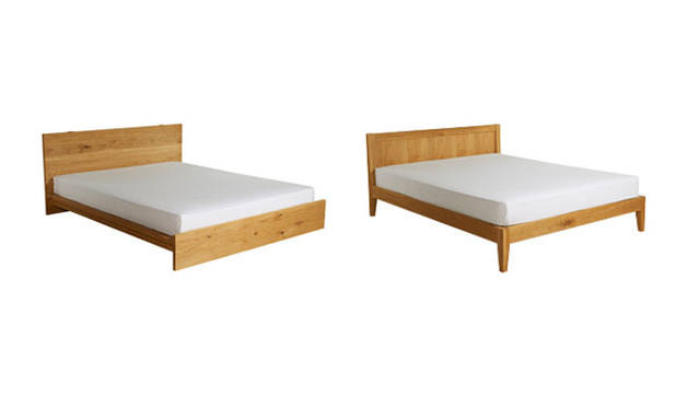 <strong>THE CONRAN SHOP｜ザ・コンランショップ</strong>　左／風合いの異なるオーク材を繋ぎ合わせることで、ヘッドボードとフットボードをそれぞれ一枚の“PLATE（板）”として加工したベッド。シンプルながらもオーク材のもつ多様な表情を楽しむことができる。「PLATE BED（プレートベッド）」（5サイズ展開）23万1000円～31万5000円。右／無垢のオーク材を使用し、あらゆるインテリアに馴染むベーシックなデザインに仕上げたベッド。 ベースはヨーロッパで広く普及しているスラットベースを採用し、荷重の分散・吸収と通気性にも優れている。「BARREL BED（バレルベッド）」（5サイズ展開）15万7500円～24万1500円