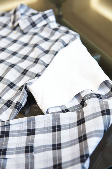 <strong>ESTNATION｜エストネーション</strong>　エストネーション六本木ヒルズ店10周年限定アイテム　シャツ3万9900円（クリス ヴァン アッシュ／エストネーション）