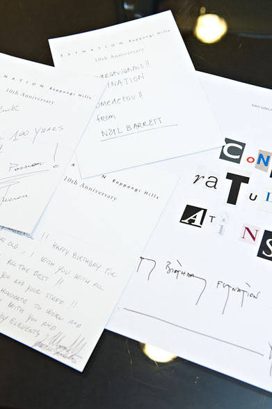 <strong>ESTNATION｜エストネーション</strong>　エストネーション六本木ヒルズ店10周年限定アイテム　エストネーション六本木ヒルズ店オープン10周年のためにデザイナーから寄せられたメッセージ。4月23日（火）から店内に飾られる