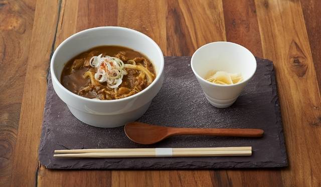 <strong>cafe 104.5｜カフェ イチマルヨンゴー</strong>　「ちからカレーうどん／CHIKARA」980円