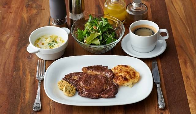 <strong>cafe 104.5｜カフェ イチマルヨンゴー</strong>　ランチメニューより、前菜「春キャベツ／スープ・玉葱のクランブル・カレーオイル」とメイン「もち豚／オーブン焼き・じゃがいもグラタン」1280円　※前菜、サラダ、コーヒー or 紅茶付き