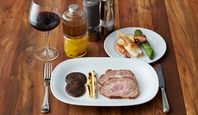 <strong>cafe 104.5｜カフェ イチマルヨンゴー</strong>　ディナーメニューより「鉄焼き（plancha）」の取り合わせ