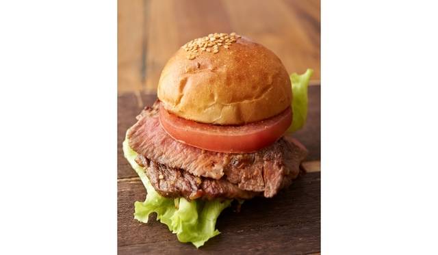 <strong>cafe 104.5｜カフェ イチマルヨンゴー</strong>　ウィークエンド ブランチより「和牛ビーフ／ステーキ・バーガー」2380円　※フリット、 ドリンク 付き