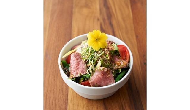 <strong>cafe 104.5｜カフェ イチマルヨンゴー</strong>　「山古志牛／ローストビーフサラダ」980円