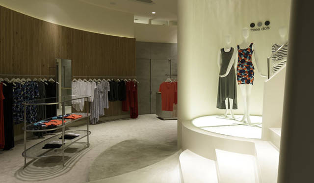 <strong>three dots｜スリードッツ</strong>　オーク表参道「three dots青山店」1階