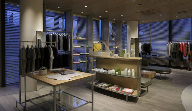 <strong>three dots｜スリードッツ</strong>　オーク表参道「three dots青山店」2階　