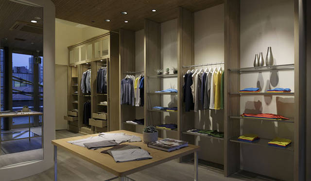 <strong>three dots｜スリードッツ</strong>　オーク表参道「three dots青山店」2階　