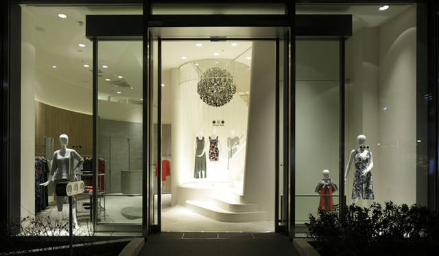 <strong>three dots｜スリードッツ</strong>　オーク表参道「three dots青山店」1階