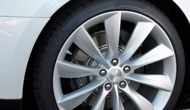 駆動輪である後輪には通常のブレーキキャリパーにくわえて、回生用とおもわれる小さなキャリパーがつく