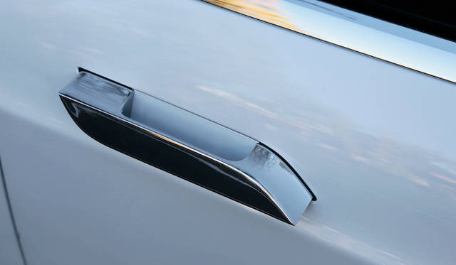 ドアハンドルは軽くタップすることで飛び出す。通常は空気抵抗をへらすため、ボディと面一に