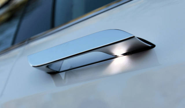 ドアハンドルは軽くタップすることで飛び出す