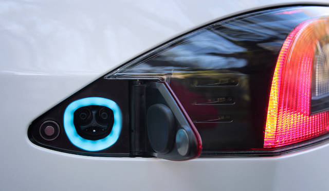 テールランプのサイドにある充電用コネクタ。電圧は110V、220V、440Vに対応するが、今回は試乗車ということもあり北米仕様。正式仕様はCHAdeMO対応予定