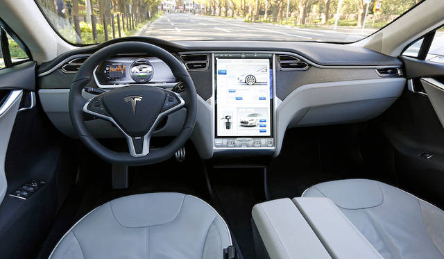 ほぼすべてのボタンがセンターの17インチタッチディスプレイに統合されているため、非常にシンプルな運転席まわり