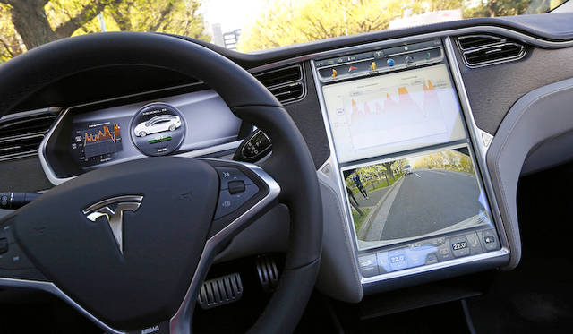 17インチと巨大なセンターのモニターはタッチ式で、車両の起動、サスペンションや回生の度合いの設定をおこなえるほか、車両の消費電力の情報、フロント・バックビューモニターなどを表示。日本への正式導入時には、携帯電話の通信に対応予定で、Google Mapsがナビの代わりを果たす