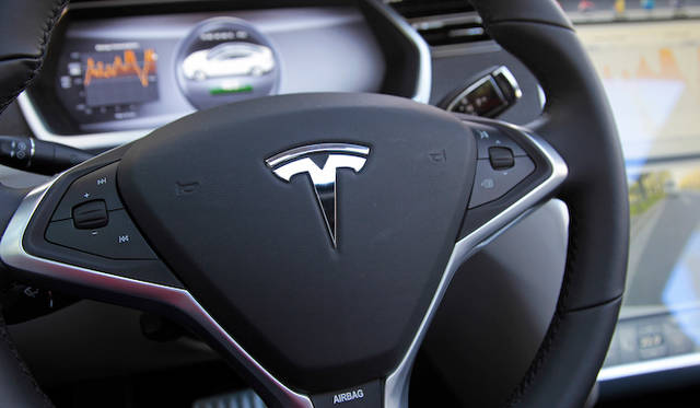 センターのモニターでできることの多くは、ハンドルのボタンと、やはり液晶画面のメーターパネル部の表示をくみあわせても操作できる。サンルーフの開閉まで、ここからおこなえる