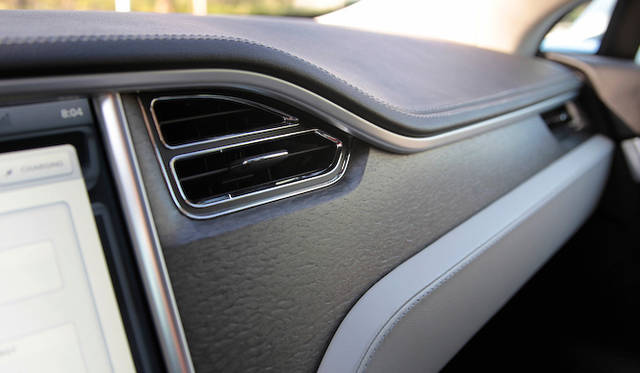 独特の凹凸をもったトリムパネル