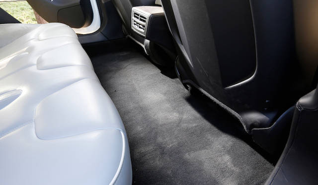 駆動輪は後輪だが、リアアクスルにモーターをもつため、床面はフラット