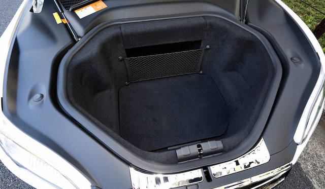 テスラのいうところのフランク。容量は150リットル。さらにネットの向こうにトンネルがあり、それをあわせれば229リットル